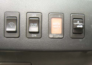 Illustration for article titled Back When Automotive Interior Designers Weren't So Slick: SECU- RITY Indicator Lamp